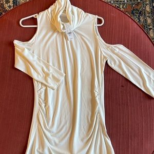 7th Avenue design studio New York & co. Cold shoulder. Ruche on sides